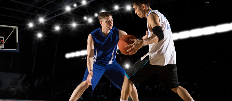 Jogadores de basquete disputando a bola