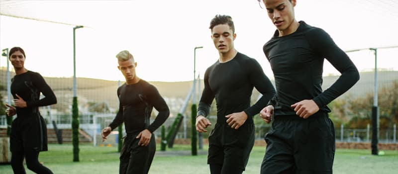 Jogadores de futebol treinando